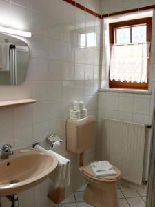 Selzthalvidimo se的白色的浴室设有卫生间和水槽。
