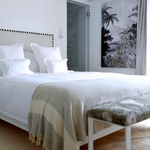 迦玛特VILLA EDO的卧室配有一张白色大床和长凳