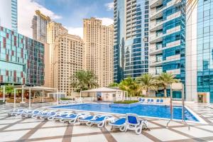 迪拜Quintessential Quarters - Breathtaking 29th Floor Views的一座位于城市中心,拥有高楼建筑的游泳池