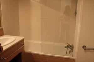 圣索林达尔沃Chalet cosy Duplex 6 personnes的浴室配有白色浴缸和水槽