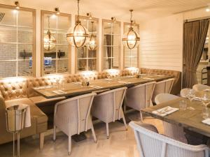 罗斯奈格尔Sandy Mount House的一间带长桌和椅子的用餐室