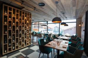 拉克吕萨Résidence Prestige Odalys Mendi Alde的餐厅设有桌椅和一扇窗户