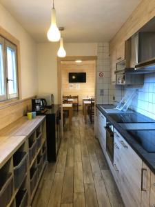 Alpenrose Chamonix的厨房或小厨房