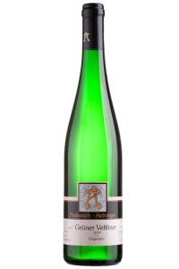 朗根洛伊斯Winzergut的一瓶带标签的绿色葡萄酒
