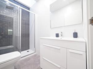 略夫雷加特河畔奥斯皮塔莱特Torrassa Cozy Apartment by Olala Homes的浴室配有卫生间、盥洗盆和淋浴。
