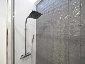 略夫雷加特河畔奥斯皮塔莱特Torrassa Cozy Apartment by Olala Homes的带淋浴的浴室(带瓷砖墙)