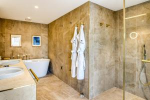 尼姆Maison Albar Hotels L’Imperator的带浴缸、水槽和淋浴的浴室