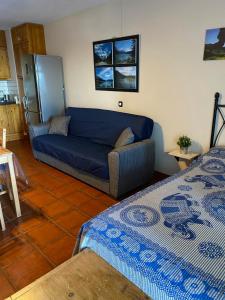 马德拉港Apto en Mesa del Mar的一间带两张床和一张沙发的客厅