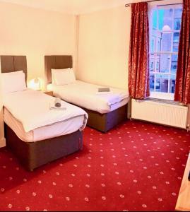 贝德福德米尔酒店的酒店客房设有两张床和窗户。