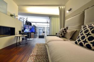 慕尼黑Luxury Omaruru-Design-Apartment Deluxe的带沙发和平面电视的客厅