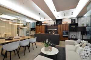Luxury Omaruru-Design-Apartment Deluxe酒廊或酒吧区