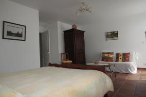 多尔德布列塔尼莱斯莱瓦莱杜住宿加早餐旅馆的卧室配有1张床、1张桌子和1把椅子