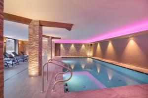 安达洛维尔拉酒店的游泳池,位于酒店带游泳池的客房