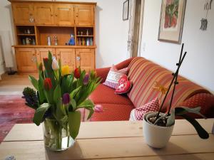 加尔米施-帕滕基兴Ferienwohnung Aurora的客厅配有沙发和鲜花桌
