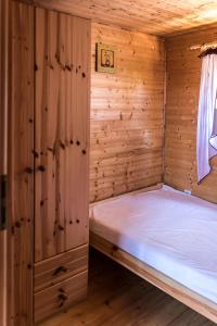 雅罗斯瓦维茨Domki letniskowe SILVER的小木屋内一间卧室,配有一张床