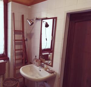 列尔纳伊尔伯格诺住宿加早餐酒店的一间带水槽和镜子的浴室
