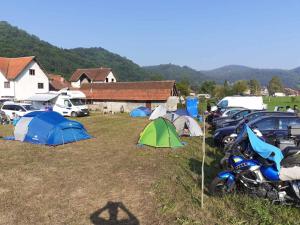 古察Dragacevska avlija - Camp的一群停放在田野里的帐篷和摩托车