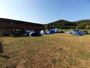 古察Dragacevska avlija - Camp的谷仓旁边的田野里一群帐篷