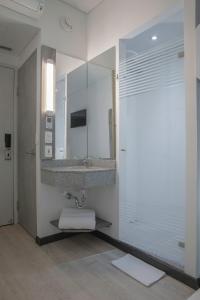 巴兰基亚ibis budget Barranquilla的一间带水槽和镜子的浴室