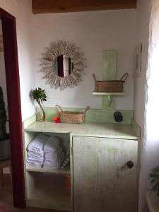 El Pinar del HierroCasa Rural Los Santillos的浴室设有镜子和带毛巾的架子