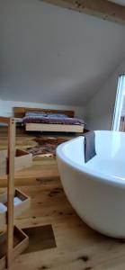 瓦伦施塔特Schöne Wohnung in Walenstadt的白色浴缸位于木地板上