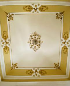 卡塔尼亚Beretti Home的白色的客房拥有金色设计的白色天花板