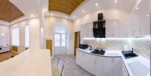 基辅Apartments on Independence Square的厨房配有白色橱柜和炉灶烤箱。