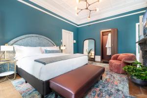 悉尼The Albert Mosman的卧室拥有蓝色的墙壁,配有一张床和椅子