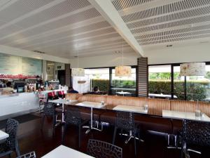 奥克兰Mt Albert Motor Lodge的用餐室设有桌椅和窗户。