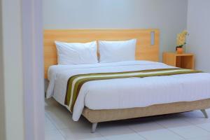 Whiz Residence Darmo Harapan Surabaya客房内的一张或多张床位