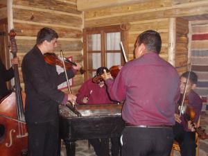 Šumiacpenzion Drevenica的一群人在房间里演奏乐器