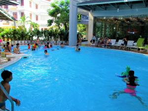 芹苴湄公河樱桃2号酒店的一群人在游泳池游泳