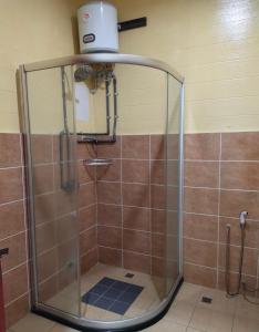 昆达桑纳瓦卢坤达萨山林小屋的设有带卫生间的浴室内的淋浴间