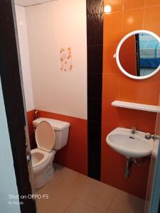 清迈V.I.P.酒店的一间带卫生间、水槽和镜子的浴室