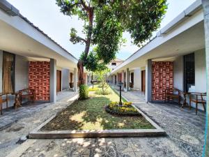 沙努尔Sanur Agung Suite的一座建筑中间有树的庭院