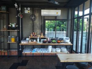 北冲BaanKampu Resort的厨房配有餐桌和食物