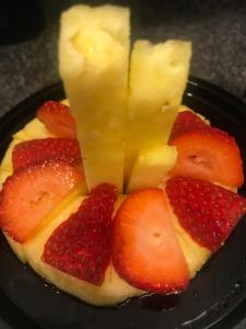 白石唐娜住宿加早餐旅馆的一块果子,果盘上放着 ⁇ 萝和草莓