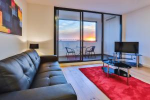 WantirnaMelbourne Knox Central Apartment Hotel Official的带沙发和红色地毯的客厅