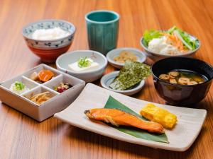 大阪UNIZO INN Osaka Kitahama的一张桌子,上面放着一盘食物和一碗食物