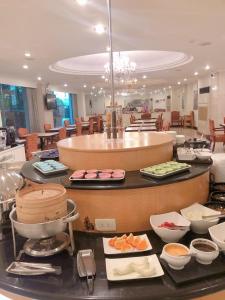 新竹明月饭店的在餐厅里享用自助餐,在柜台上用餐