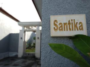 BanjarVilla Santika的建筑物一侧的标志