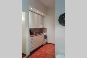 瓦萨Nice apartment in Vaasa的厨房配有白色橱柜和水槽