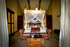 奥奇瓦龙戈欧吉瓦萨法里山林小屋的客厅配有沙发和桌子