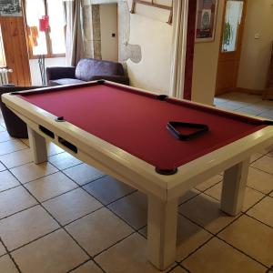 维拉尔-德朗Auberge des Montauds的客厅里一张红色的台球桌