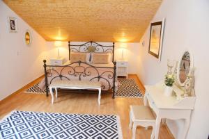 蒂瓦特城市之家公寓酒店的一间卧室配有一张床、一张桌子和一张书桌