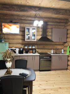 SzackКазковий Світязь的一间厨房,内设木墙和桌子
