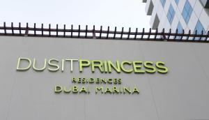 迪拜Dusit Princess Residences Dubai Marina的建筑物一侧的标志