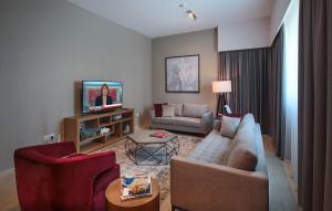 迪拜Dusit Princess Residences Dubai Marina的带沙发和电视的客厅