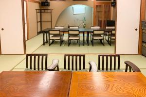 SagamichōTabist Ooriya Kochi的一间带桌椅的用餐室