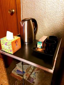 阿利坎特Alicante Room and gayfriendly的茶壶桌子和盒子